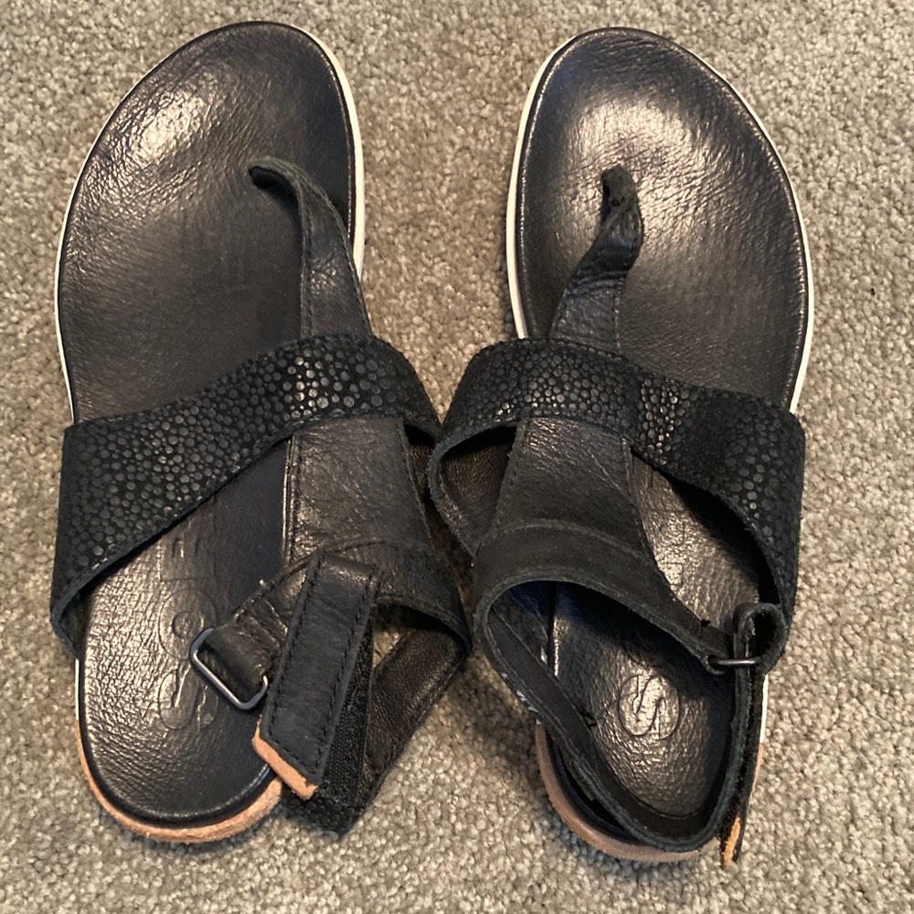 Sorel Black and Brown Textured Sandals